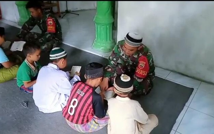 Sertu Rudy dan Serda Suhendri Personil Satgas Pra TMMD Simalungun Ajarkan Anak-Anak Ngaji