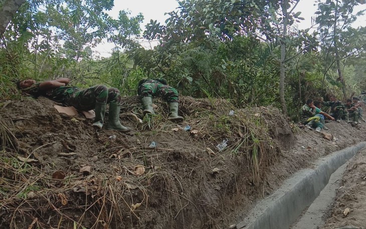 Satgas TMMD Kodim 0207/SML tetap pulas tidur meski beralaskan rumput