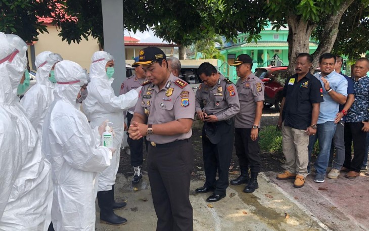Polres Bitung Bersama Dinas Kesehatan Lakukan Penyemprotan Cairan Disenfektan