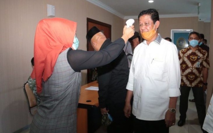 Cek suhu badan 