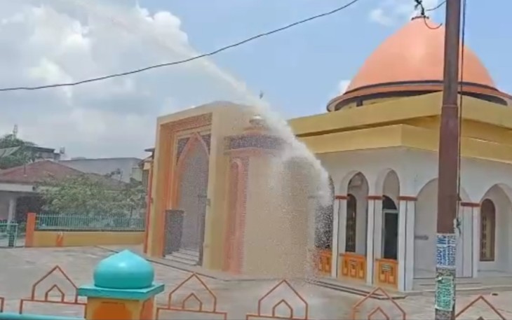Satpol PP Labuhanbatu Semprotkan Disinfektan di Rumah Ibadah