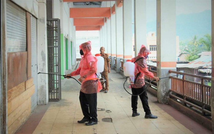 Disperindag Labuhanbatu Semprot Disinfektan di Pasar Glugur