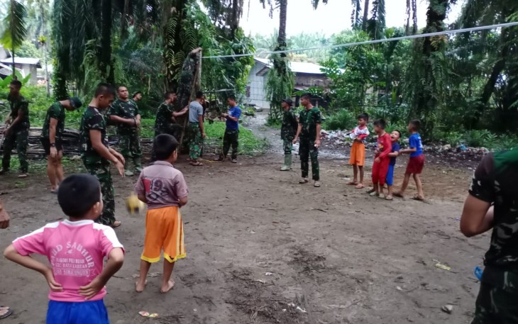 Anak-Anak Nagori Durian Banggal Semangat Bantu Satgas Buat Lapangan Voli