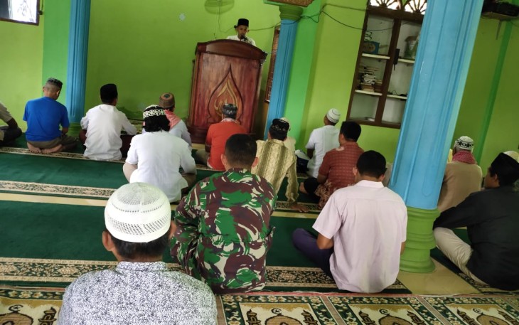 Satgas Pra TMMD Salat Jumat Bersama Masyarakat