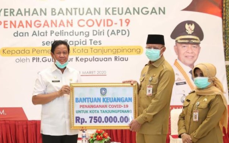 Penyerahan bantuan secara simbolis
