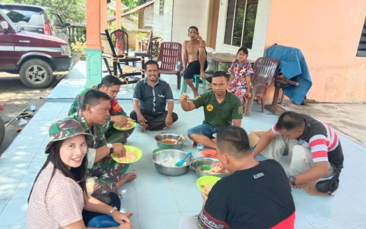 Kebersamaan Satgas Pra TMMD Simalungun di Rumah Orang Tua Asuh