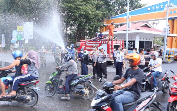 Damkar Semprot Disinfektan di Jalan Protokol dan Fasilitas Umum
