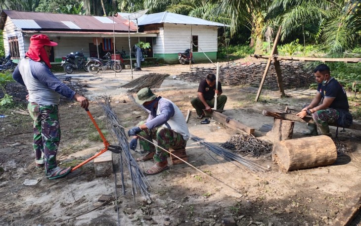 Satgas Pra TMMD Simalungun Rangkai Besi untuk Cor Jalan