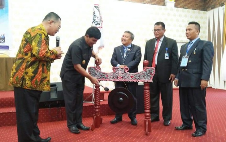 Pemukulan Gong oleh Wakil Bupati Samosir Ir. Juang Sinaga tanda dibukanya acara Rakerda GSSJA