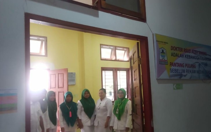 Para petugas dan ruangan isolasi RSUD Aceh Singkil.