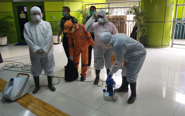 Penyemprotan Disinfektan di Stasiun Gambir