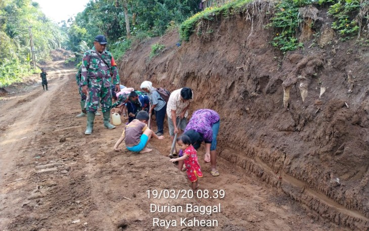 Keceriaan Balita 3 Tahun "Bantu" Satgas TMMD