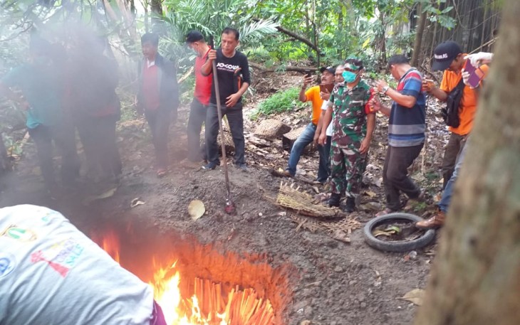 Pemusnahan binatang dengan cara dibakar