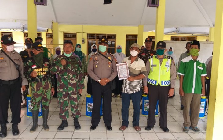 Ansor-Fatayat Dukuhwaru dan TNI-Polri Bergerak Sterilkan Tempat Ibadah dan Fasilitas Umum