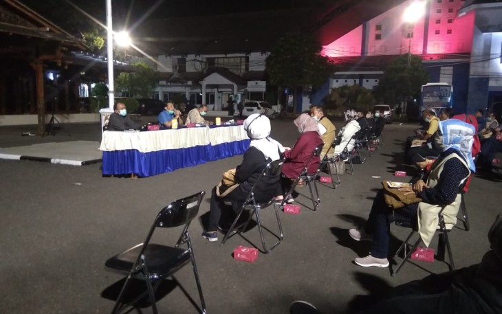 Wali Kota Tegal Dedy Yon Supriyono SE.MM didampingi Wakil Wali Kota Tegal Muhamad Jumadi ST.MM dan Ketua Gugus Tugas Penanganan Covid-19 Johardi saat memberikan arahan Senin (30/3) malam di halaman pendopo Pemkot Tegal