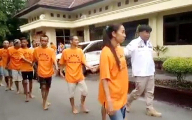 Para tersangka saat digelandang dalam konferensi pers