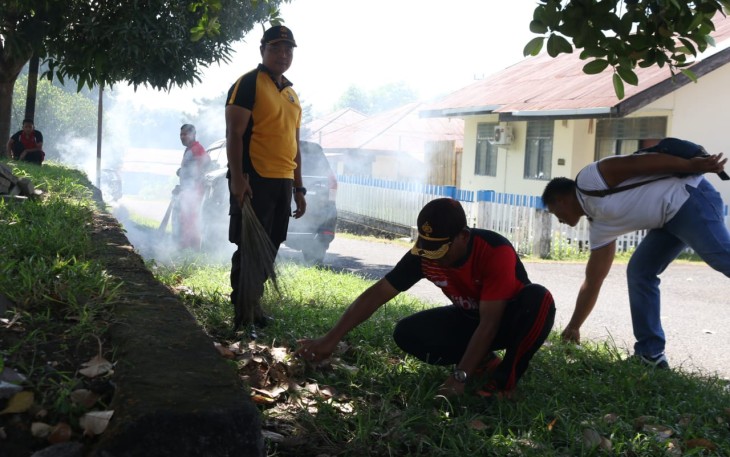 Kapolres Bitung AKBP.FX Winardi Prabowo SIK bersama Wakapolres Bitung Kompol Margonda Aritonang SH.SIK.MM membersihkan area asrama polisi