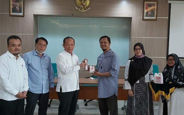 FST UIN Bandung Gandeng Lazis Darul Hikam Produksi Hand Sanitizer dan Dibagikan ke DKM Mesjid