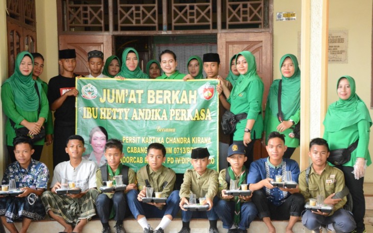 Persit Kodim Brebes Bagikan Rejeki di Jum’at Berkah