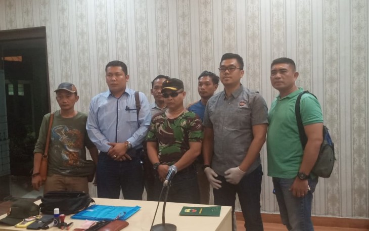 Pelaku Tengah (Kenakan kaos Loreng) saat diamankan