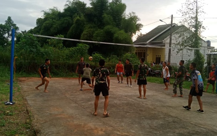 Jaga kebugaran Fisik Satgas Berolahraga Voli Bersama Warga