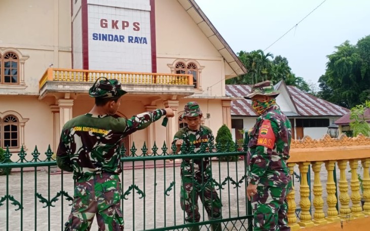 Satgas TMMD Bantu Cat Dinding dan Pagar Gereja Sindaraya