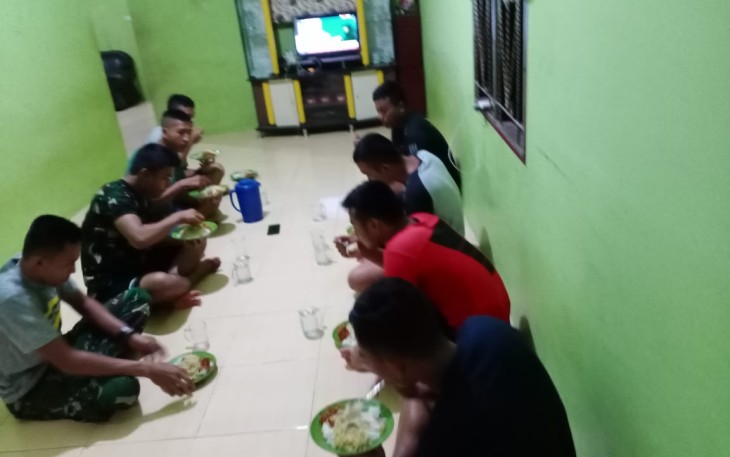 Tokoh Masyarakat Nagori Durian Banggal Undang Satgas TMMD Makan Malam Bersama