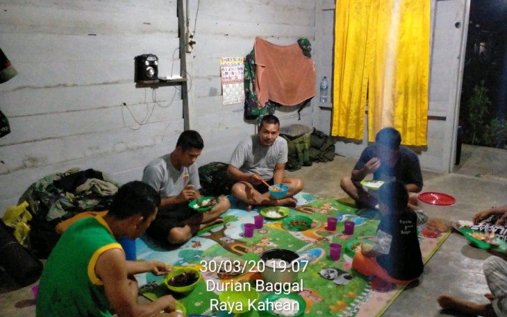 Makan Malam Satgas TMMD Ditemani oleh Cucu Orang Tua Asuh
