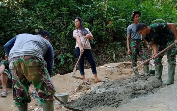 Gadis Cantik Nagori Puli Buah Ikut Bantu Satgas Bangun Parit di Lokasi TMMD