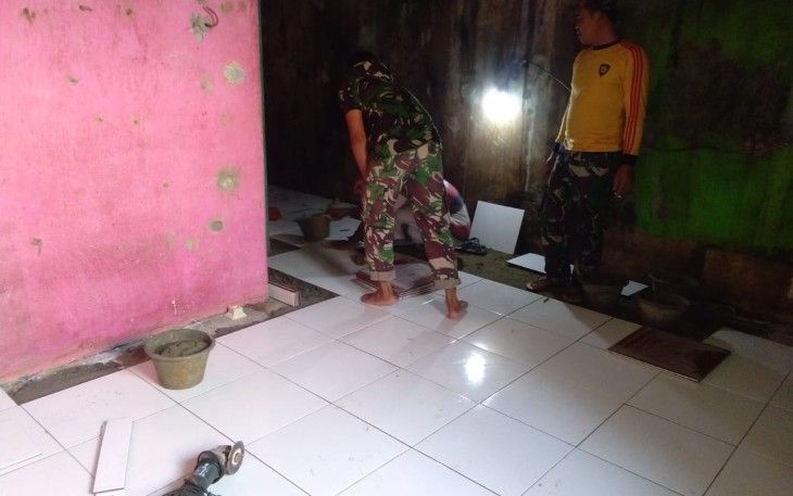 Satgas TMMD 107 Kodim 0508/Depok Mulai Pasang Keramik di Rumah Nona Rita