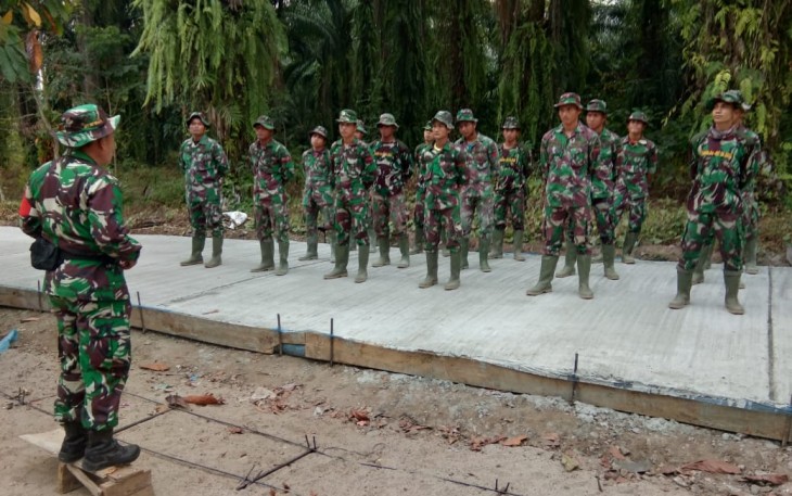 Danramil 01/Siantar Utara Ambil Apel Pagi di Lokasi TMMD
