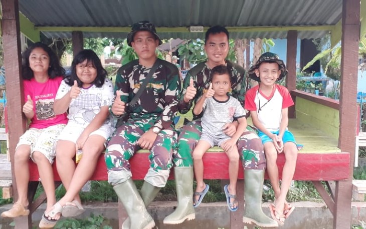 Satgas TMMD 0207/SML Jadi Sahabat Anak-Anak