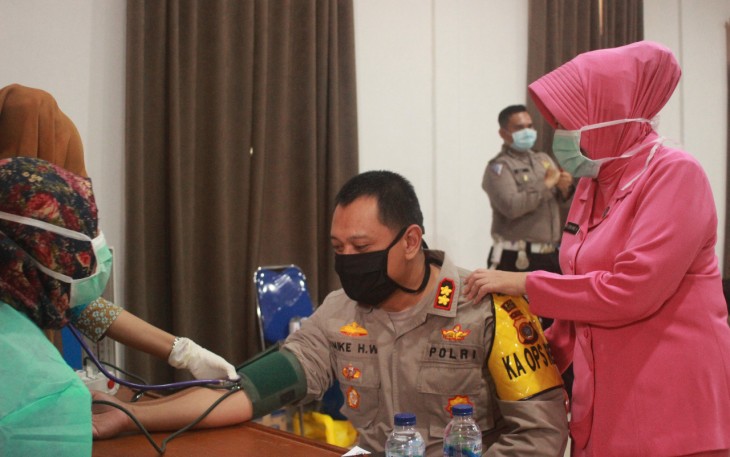 Kapolres Aceh Singkil AKBP. Mike Hardy Wirapraja menjalani pemeriksaan saat hendak melakukan donor darah.
