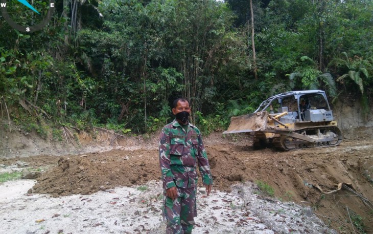 Babinsa Koramil 19/ Negri Dolok Ini Tetap Semangat Ingatkan Warganya Hidup Bersih dan Sehat
