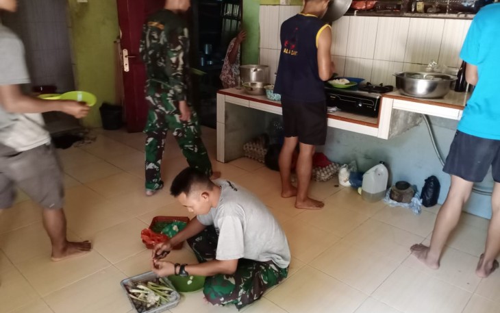 Satgas TMMD Sangat Cekatan Bantu Orang Tua Asuh Memasak dan Cuci Piring