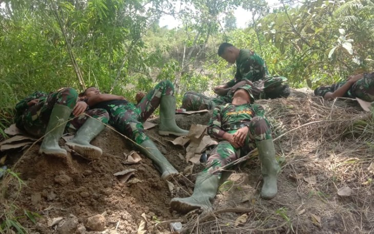 Tidur Satgas pun Tetap Rapi Dalam Satu Barisan