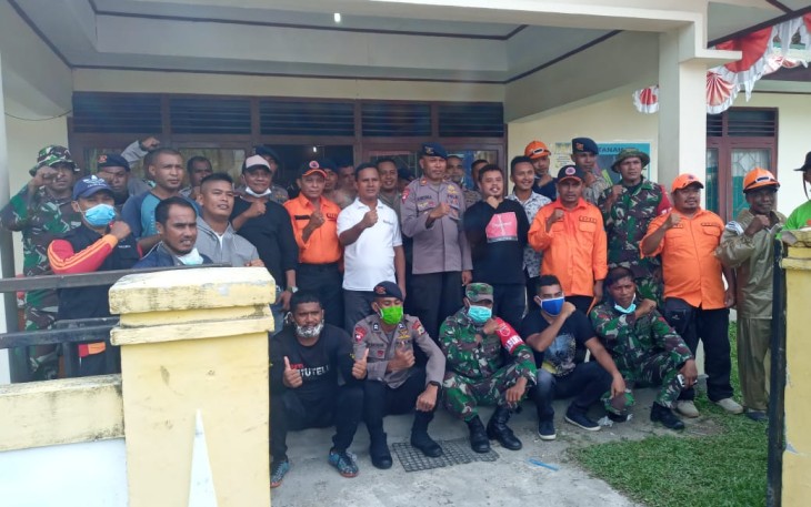 Foto bersama Pemdes Piru dan TNI/ Polri usai lakukan semprot Disenfektan