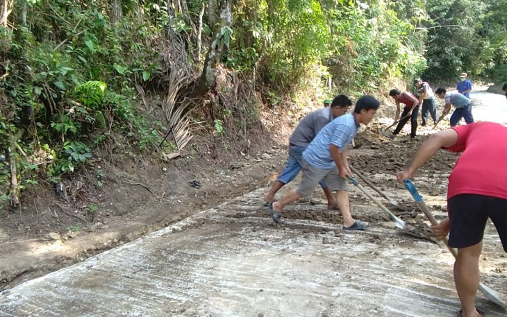 Warga Sangat Antusias dan Bersemangat Bantu Satgas TMMD Kerjakan Parit