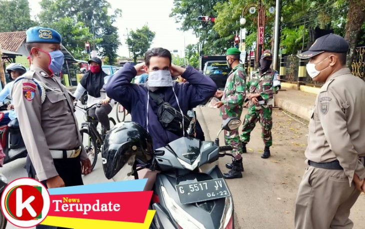 Tim Gugus Tugas Batang Lakukan Patroli dan Bagikan Masker ke Pengendara