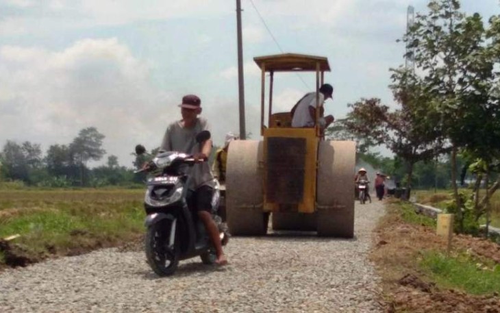 Besi Raksasa Ngamuk di Jalan TMMD Reguler Pekalongan