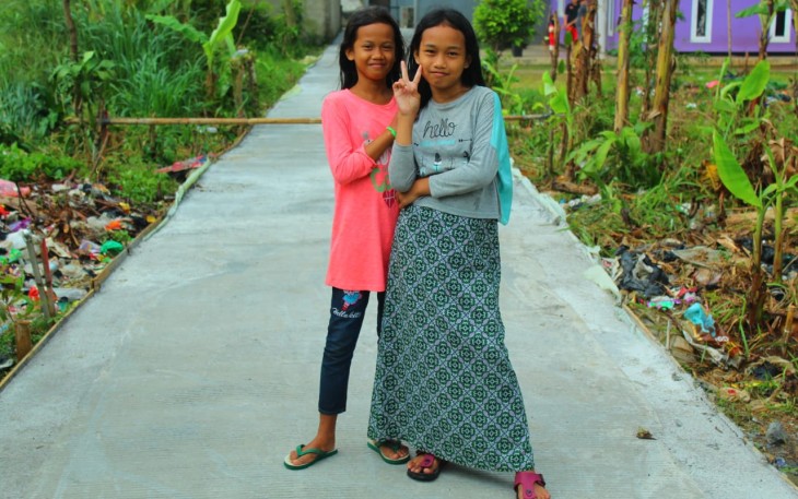 Dua Sahabat Ini Asyik Selfie