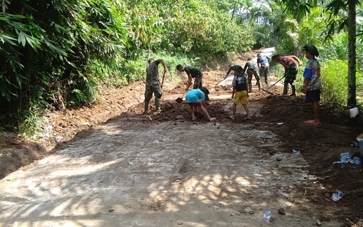 Anak-anak Kampung Semangat Bantu Satgas TMMD
