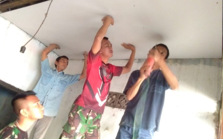Satgas TMMD 107 Kodim 0508/Depok Mulai Pasang Plafond Rumah Alamsyah