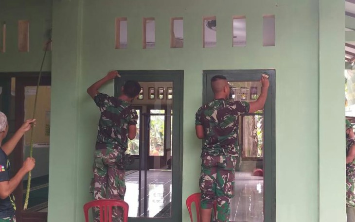Satgas TMMD 107 Kodim 0508/Depok Kerahkan Personil untuk Mengecat Mushola Al Mahri