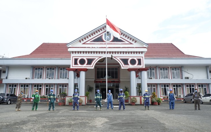 Penyemprotan Disinfektan di Lingkungan Kantor Bupati Bengkulu Utara 