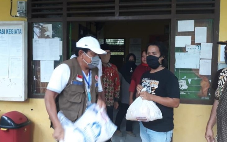Bupati Bengkulu Utara Mian Bagikan Sembako Untuk Warga Korban PHK Dampak Covid-19 