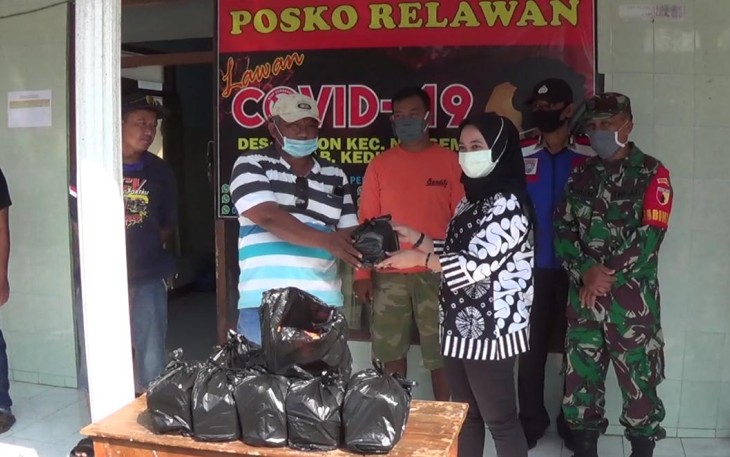 Belasan Relawan Beri Bantuan Paket Sembako ke Masyarakat Terdampak Covid-19