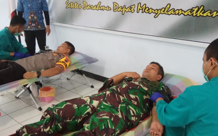 Dandim 0736/Batang Bersama Kapolres Ikut Donor Darah