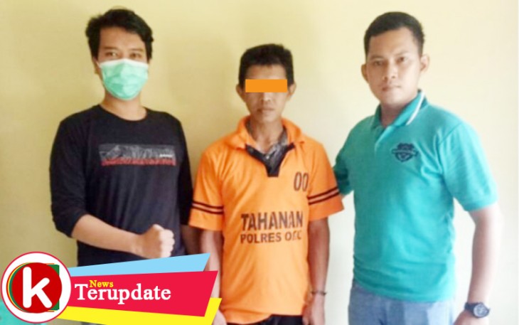 Pelaku (tengah) saat diamankan
