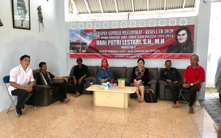 Anggota DPRD Jawa Timur Hari Putri Lestari melakukan sosialisasi kepada masyarakat di Jember agar ikut melakukan pencegahan dengan memutus penyebaran virus corona.